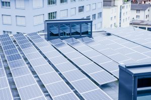 Solarmodule auf Dach für erneuerbare Energie.