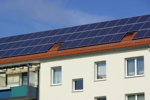 Solarpaneele auf Hausdach für erneuerbare Energie.